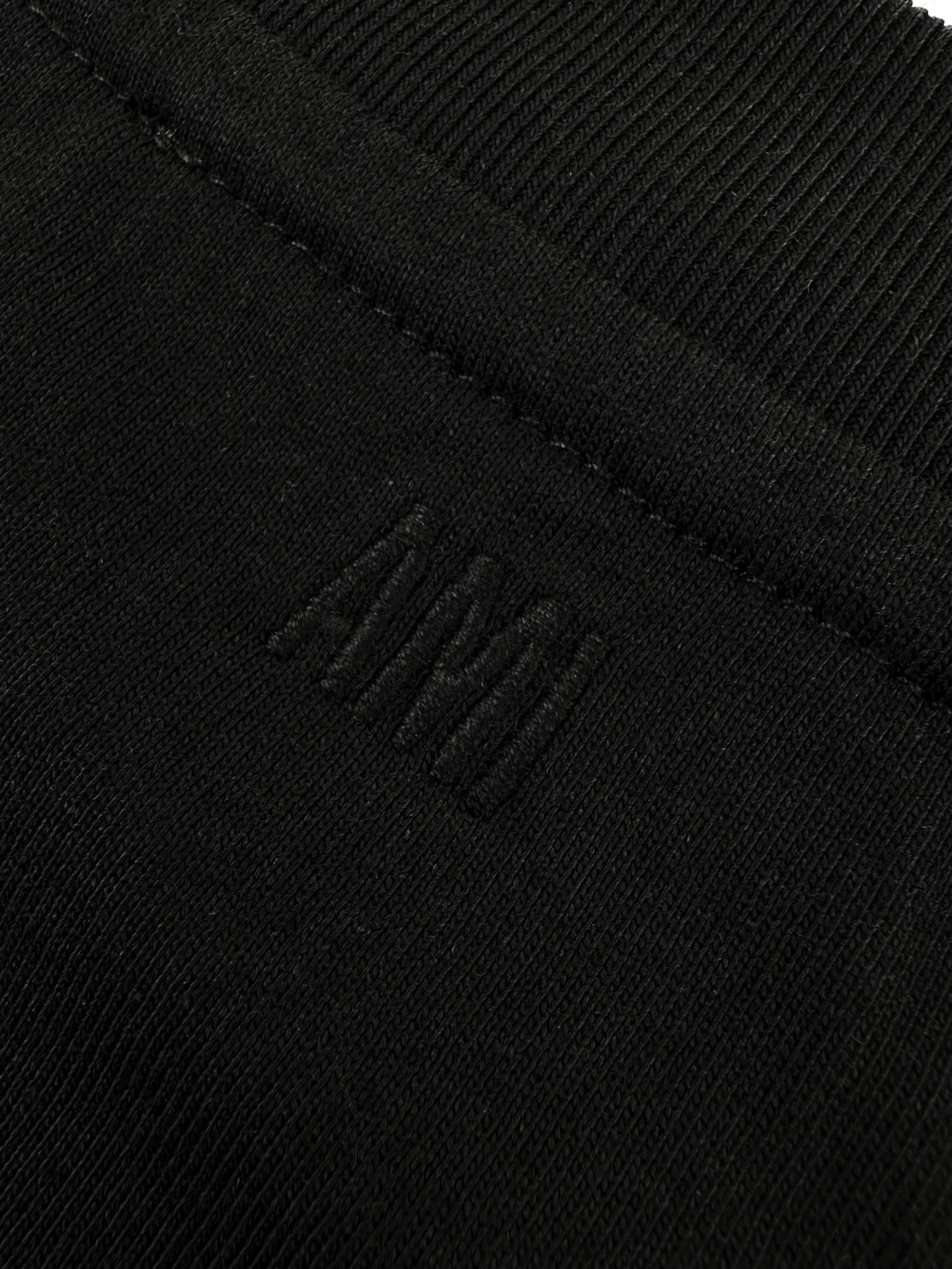 Ami Paris logo embroidered short sleeves. Customized high-count densely spun cotton. Soft and delicate, comfortable and skin-friendly. The jet black background is like the night color on the body. The extremely restrained color tone demonstrates an effortless sense of luxury. The love logo on the chest is embellished with rough particles. The AMI embroidery of the same color on the back quietly echoes. The French romance is hidden in the details. Low-key but highly recognizable. Use minimalist brushwork to outline a luxurious and relaxed state. Process 1: Use imported machine embroidery process Use advanced computer control systems and precision mechanical components to realize Ami logo and letter embroidery operations with high precision and smooth and delicate lines. Process 2: The fabrics have been fermented and washed for better hand feel. Not easy to deform, not easy to shrink, not easy to fade, and maintain long-term beauty. Accessories: Customized 1:1 Ami trademark. Version: Loose version. Size: S M L XL. Style number: BB 820.